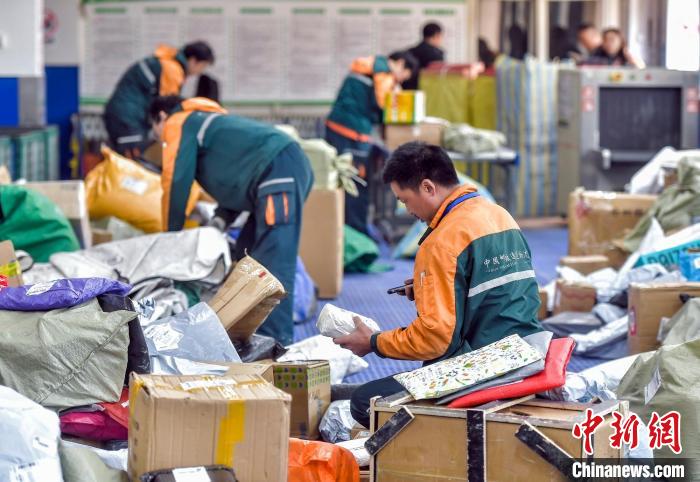 新疆加入“包郵”區(qū)日均快遞投遞量增加近百萬(wàn)件