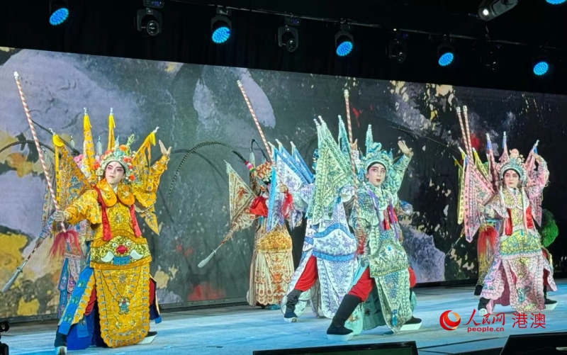 戲劇文化節(jié)的大型戲劇晚會(huì)演出現(xiàn)場(chǎng)。（本報(bào)記者富子梅攝）