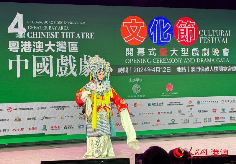 戲劇文化節(jié)開幕現(xiàn)場(chǎng)小演員率先登場(chǎng)。（本報(bào)記者富子梅攝）