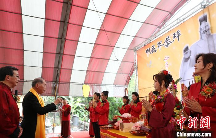 4月11日，臺(tái)灣甲辰年恭拜軒轅黃帝大典在臺(tái)灣桃園黃帝雷藏寺舉行，中國國民黨前副主席陳鎮(zhèn)湘(左二)擔(dān)任主拜官。中新社記者 劉舒凌 攝