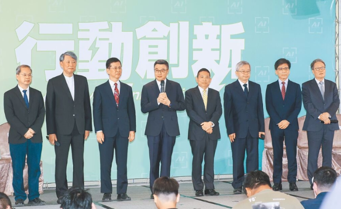 準(zhǔn)行政院長(zhǎng)卓榮泰（左四）、準(zhǔn)行政院秘書長(zhǎng)龔明鑫（左起）16日公布第3波人事，新內(nèi)閣成員由準(zhǔn)經(jīng)濟(jì)部長(zhǎng)郭智輝、準(zhǔn)數(shù)發(fā)部長(zhǎng)黃彥男、準(zhǔn)國(guó)發(fā)會(huì)主委劉鏡清、準(zhǔn)國(guó)科會(huì)主委吳誠(chéng)文、準(zhǔn)金管會(huì)主委彭金隆、準(zhǔn)公共工程會(huì)主委陳金德?lián)危w一同合影