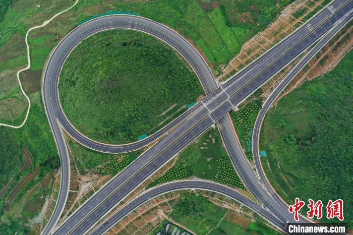 5月30日，航拍貴州貴黃高速公路谷龍互通?！■暮陚?攝