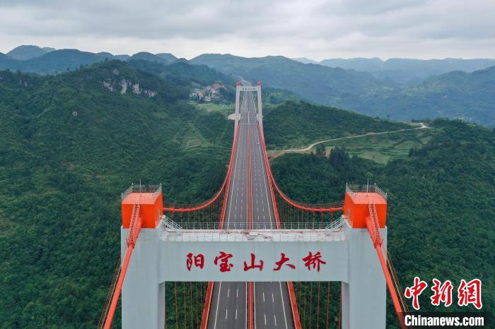 5月30日，航拍貴州貴黃高速公路陽寶山特大橋?！■暮陚?攝