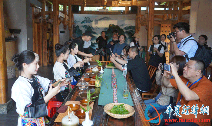 在國茶村茶廬，兩岸媒體人拍攝采訪黃金茶茶藝表演。（攝影：虞鷹）