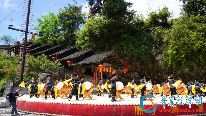 國茶村村民在雄戎古窯前進行民俗表演。（攝影：虞鷹）