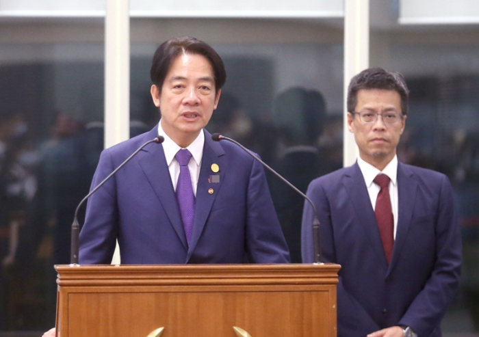 賴清德（中）、蔡英文辦公室副秘書長黃重諺（右）