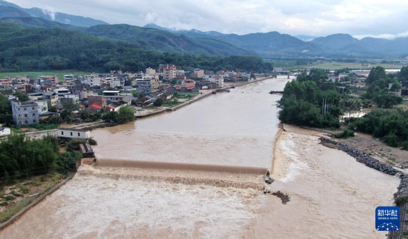4月21日，流經(jīng)廣東省韶關(guān)市武江區(qū)的北江支流水流湍急(無人機(jī)照片)。新華社記者 盧漢欣 攝