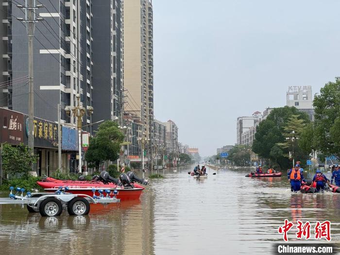 4月22日，清遠(yuǎn)英德浛洸鎮(zhèn)救援現(xiàn)場(chǎng)。王堅(jiān) 攝