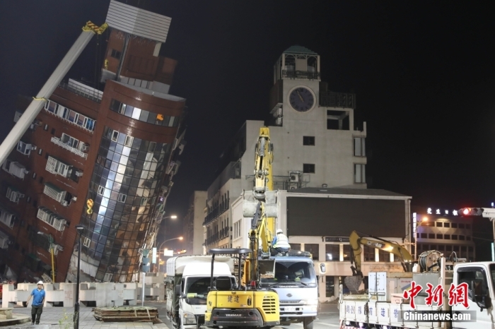 4月3日7時58分在臺灣花蓮縣海域發(fā)生7.3級地震，震源深度12公里。震后，位于花蓮的天王星大樓發(fā)生嚴(yán)重傾斜，多人受困。據(jù)了解，地震發(fā)生時天王星大樓內(nèi)共有25人，截至目前已救出24人，1人待救援。圖為4月3日晚，天王星大樓救援現(xiàn)場。<a target='_blank' href='/'>中新社</a>記者 楊程晨 攝
