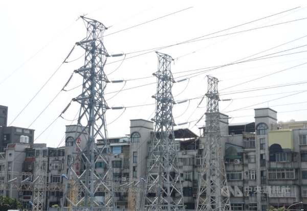 圖為臺(tái)灣新北市蘆洲區(qū)民宅附近的高壓電塔。（圖源：臺(tái)灣“中央社”）