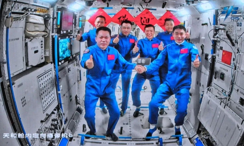神舟十七號(hào)、神舟十八號(hào)兩個(gè)航天員乘組“太空會(huì)師”。來源：中國(guó)載人航天工程