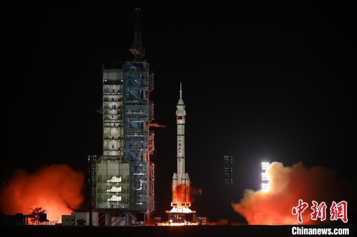 4月25日20時59分，搭載神舟十八號載人飛船的長征二號F遙十八運載火箭在酒泉衛(wèi)星發(fā)射中心點火發(fā)射，約10分鐘后，神舟十八號載人飛船與火箭成功分離，進入預定軌道。目前，航天員乘組狀態(tài)良好，發(fā)射取得圓滿成功。(汪江波 攝)