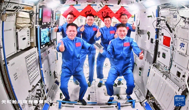 這是4月26日在北京航天飛行控制中心拍攝的神舟十七號航天員乘組和神舟十八號航天員乘組“全家?！薄Ｐ氯A社記者 金良快 攝