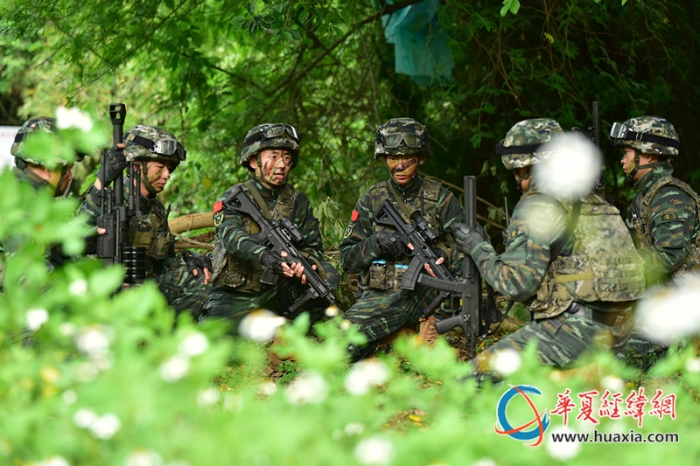 圖五：特戰(zhàn)隊(duì)員進(jìn)行戰(zhàn)術(shù)部署。王松青 攝_副本
