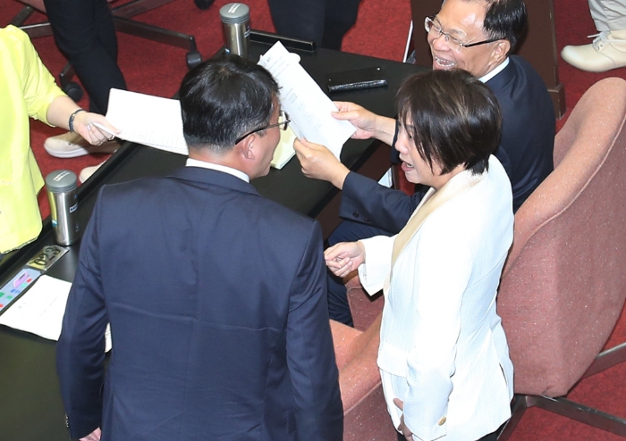 立法院26日院會表決民進黨團所提國會改革等法案變更議程案，投票期間，民進黨立委范雲（右）質疑民眾黨立委黃國昌（左）態(tài)度反覆，黃國昌則咆哮「欠你嗎？」（姚志平攝）