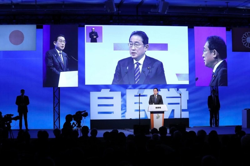 日本自民黨在眾議院補(bǔ)選中落敗，恐影響岸田政權(quán)。圖為日本首相兼自民黨總裁岸田文雄在自民黨大會(huì)發(fā)表演說(shuō)。（圖源：美聯(lián)社）