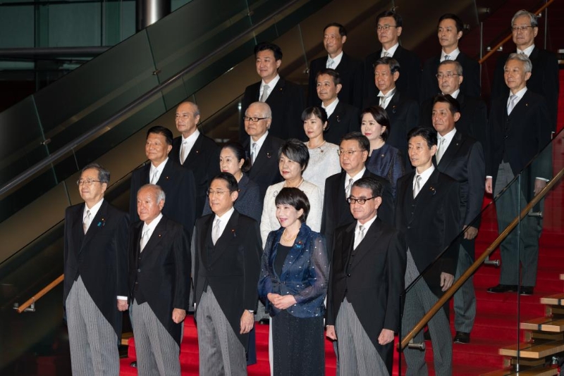 2023年9月13日，日本首相岸田文雄（前排中）在東京的首相官邸率閣僚合影。（圖源：新華社）