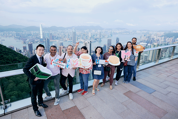 來(lái)自海內(nèi)外的會(huì)獎(jiǎng)旅游業(yè)界代表在香港領(lǐng)略獨(dú)特城市風(fēng)光。（香港旅游發(fā)展局供圖）