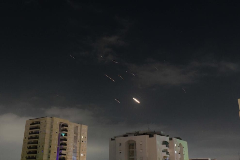 這是4月14日凌晨在以色列特拉維夫上空拍攝的以色列防空系統(tǒng)啟動(dòng)攔截的畫面。（圖源：新華社）