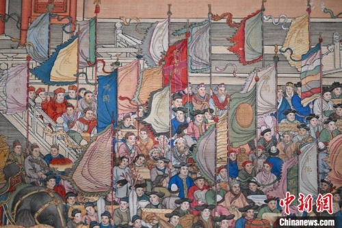 “紫禁城與凡爾賽宮——17、18世紀(jì)的中法交往”展覽中的展品《萬國來朝圖》中繪有不同國家名稱的旗幟，其中一面寫著“法蘭西”?！√镉觋粩z.jpg