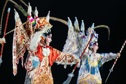 4月12日，澳門青年演員在第四屆粵港澳大灣區(qū)中國戲劇文化節(jié)開幕戲劇晚會上表演原創(chuàng)粵劇《梅花香自苦寒來》。新華社記者 張金加 攝.JPG
