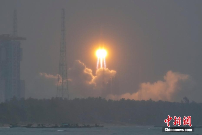 圖為嫦娥六號(hào)探測器由長征五號(hào)遙八運(yùn)載火箭在中國文昌航天發(fā)射場成功發(fā)射。<a target='_blank' href='/' >中新網(wǎng)</a>記者 駱云飛 攝