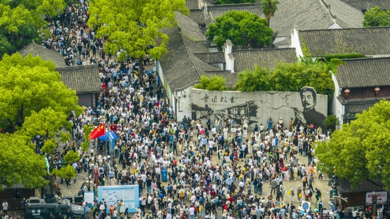 5月3日，游客在浙江省紹興市魯迅故里參觀游玩（無人機照片）。（圖源：新華社）