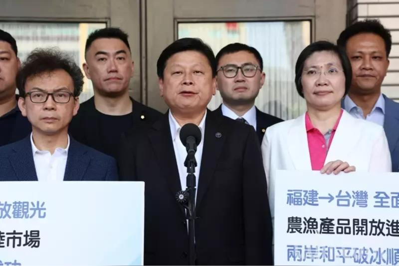臺立法機構(gòu)國民黨團總召傅崐萁（中）與16名一同赴陸參訪的藍營民代們，在臺立法機構(gòu)議場前舉行“兩岸破冰和平之旅，振興臺灣百工百業(yè)”記者會，宣告此次赴大陸之行的各項惠臺成果。記者許正宏／攝影 圖片來源：臺灣“聯(lián)合新聞網(wǎng)”