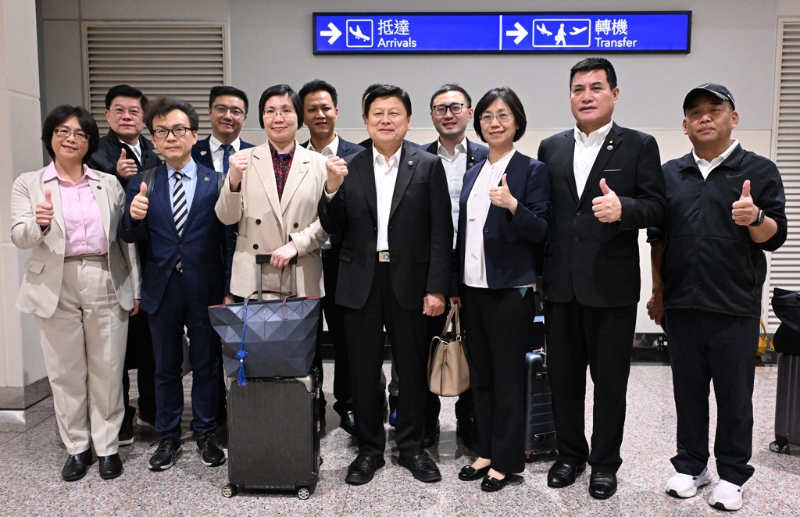 臺立法機構(gòu)國民黨團總召傅崐萁（中）結(jié)束訪陸行程，并于28日深夜返臺。（資料照,陳麒全攝） 圖片來源：臺灣“聯(lián)合新聞網(wǎng)”