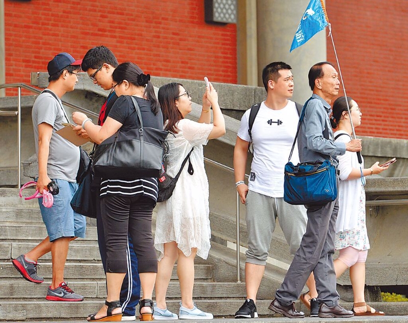 臺立法機構(gòu)國民黨團總召傅崐萁呼吁臺行政機構(gòu)相關(guān)部門加把勁，1天開放15000至2萬陸客來臺。圖為陸客赴臺旅游情形。（示意圖，中時資料照） 圖片來源：臺灣“中時新聞網(wǎng)”