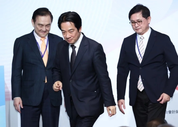 民進(jìn)黨智庫(kù)副董事長(zhǎng)童子賢（左）拋出核2、3廠延役等“大膽建議”，身為智庫(kù)董事長(zhǎng)的民進(jìn)黨主席賴清德（中），會(huì)不會(huì)鄭重參考？.webp