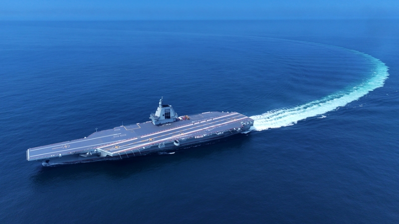 這是首航試驗(yàn)中的中國海軍福建艦（5月7日攝，無人機(jī)照片）。（圖源：新華社）