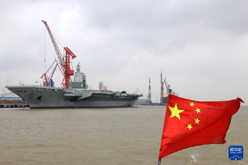 這是首航前靠泊在碼頭的福建艦（4月30日攝）。（圖源：新華社）