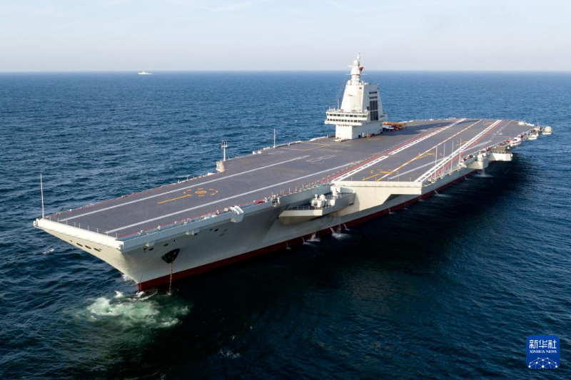 這是首航試驗(yàn)中的中國海軍福建艦（5月1日攝，無人機(jī)照片）。（圖源：新華社）