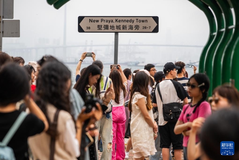 5月2日，游客在香港一處網(wǎng)紅景點(diǎn)打卡拍照。新華社記者 朱煒 攝