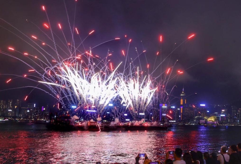 5月1日，“五一”海上煙火表演在香港維多利亞港舉行。新華社發(fā)