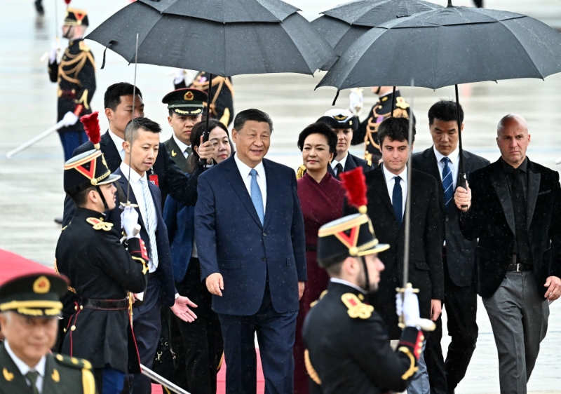 當?shù)貢r間5月5日下午，國家主席習近平乘專機抵達巴黎，應法蘭西共和國總統(tǒng)馬克龍邀請，對法國進行國事訪問。習近平乘坐專機抵達巴黎奧利機場時，法國總理阿塔爾等法國政府高級代表熱情迎接。新華社記者 燕雁 攝