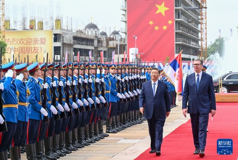 當?shù)貢r間5月8日上午，國家主席習近平在貝爾格萊德塞爾維亞大廈同塞爾維亞總統(tǒng)武契奇舉行會談。這是會談前，武契奇為習近平舉行隆重歡迎儀式。新華社記者 李學仁 攝