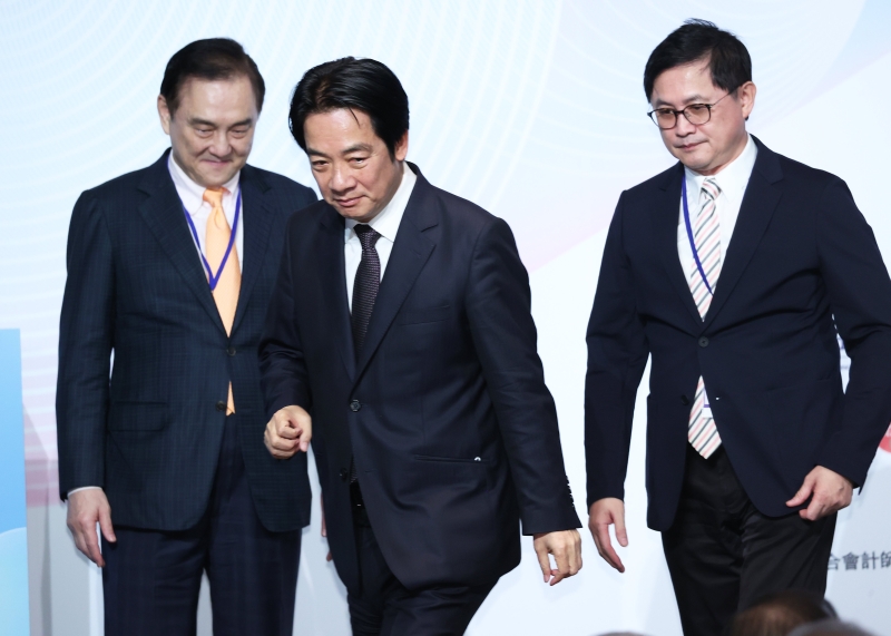 民進(jìn)黨智庫副董事長童子賢（左）、臺(tái)灣地區(qū)準(zhǔn)領(lǐng)導(dǎo)人賴清德（中）。（圖源：臺(tái)灣《聯(lián)合報(bào)》）