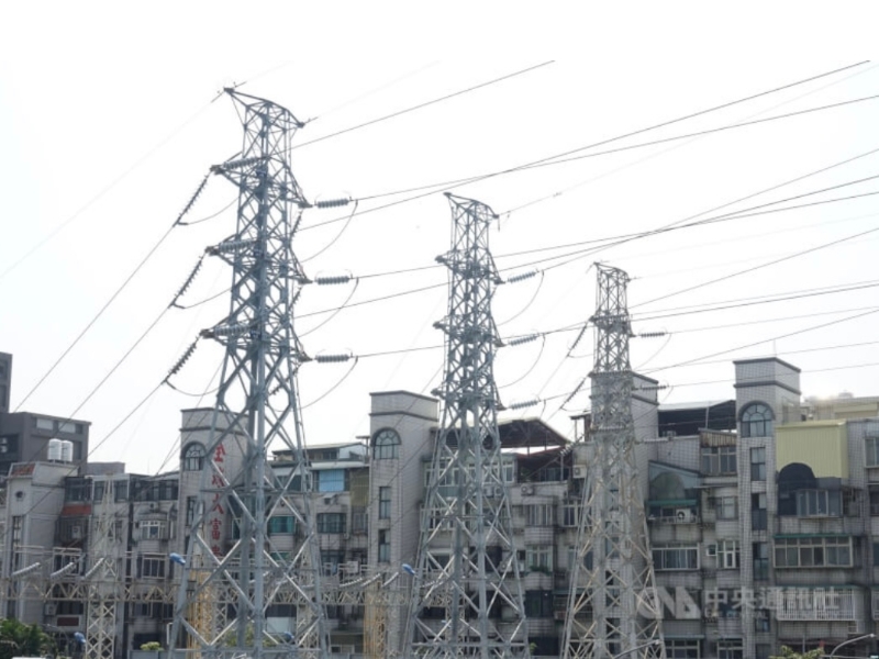 圖為臺(tái)灣新北市區(qū)一處高壓電塔。（圖源：臺(tái)灣“中央社”）