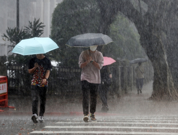 今起水氣增加，明天至周五西南風(fēng)加上梅雨滯留鋒徘徊，全臺(tái)有局部短暫雷雨，並伴隨小範(fàn)圍劇烈天氣。（資料照）