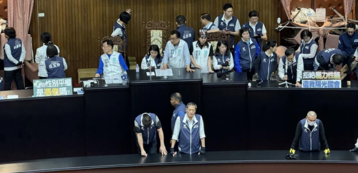 臺灣立法機(jī)構(gòu)改革案表決藍(lán)白搶占主席臺