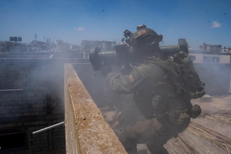 這張以色列國防軍5月18日發(fā)布的照片顯示，以軍在加沙地帶南部城市拉法東部展開軍事行動。（圖源：新華社）