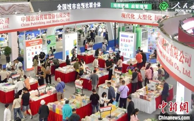 5月17日，東北書博會在長春開幕，吸引大量讀者前往購書。　劉棟 攝.webp.jpg