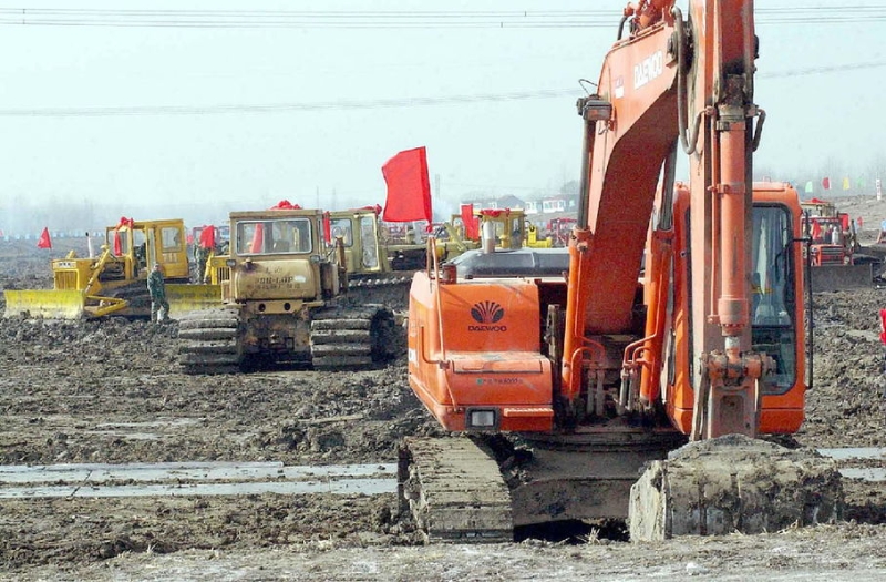 2002年12月27日，南水北調(diào)東線工程正式開(kāi)工，工程機(jī)械在位于江蘇揚(yáng)州寶應(yīng)縣的潼河工地上投入施工。（圖源：新華社）