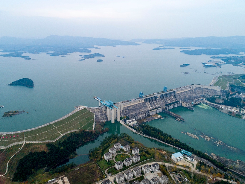 位于湖北十堰丹江口市的丹江口水庫(kù)大壩（2019年11月26日攝，無(wú)人機(jī)照片）。（圖源：新華社）