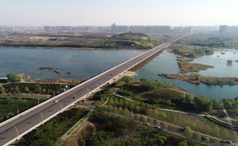 河北石家莊滹沱河景色（2021年4月13日攝，無(wú)人機(jī)照片）。滹沱河是石家莊的母親河，干涸幾十年的滹沱河重現(xiàn)生機(jī)，正是南水北調(diào)工程生態(tài)補(bǔ)水的結(jié)果。（圖源：新華社）