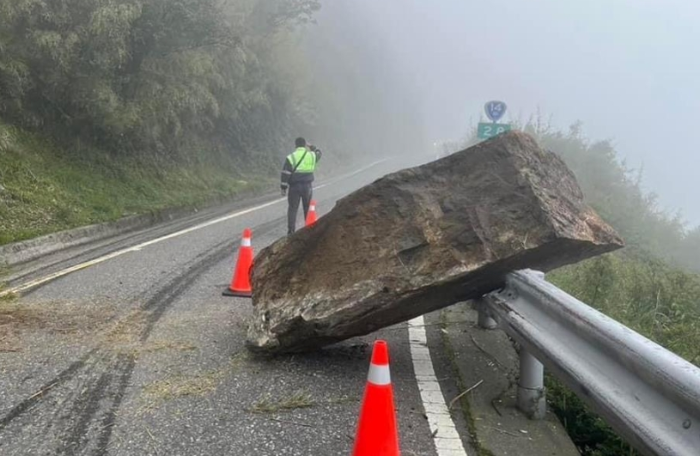 臺灣地震巨石落石公路交通