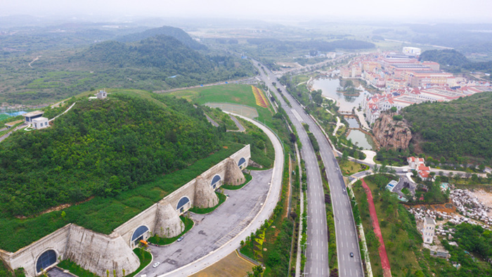 2022年5月24日拍攝的貴安新區(qū)華為云數(shù)據(jù)中心（道路右側(cè)）和騰訊貴安七星數(shù)據(jù)中心（道路左側(cè)）（無人機(jī)照片）。（圖源：新華社）