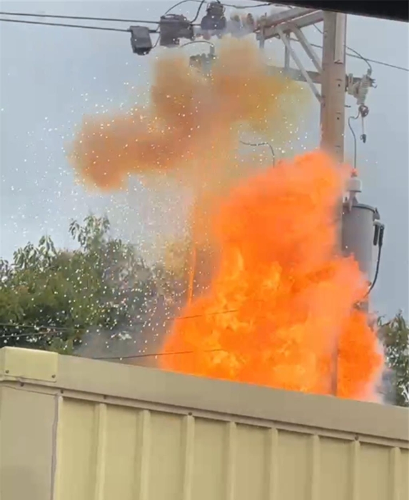 臺中市龍井區(qū)游園路17日下午3時(shí)多傳出停電事故，臺電人員獲報(bào)到場維修，不料試電過程，裝置突噴出的熊熊烈火，導(dǎo)致該人員臉部遭燙傷